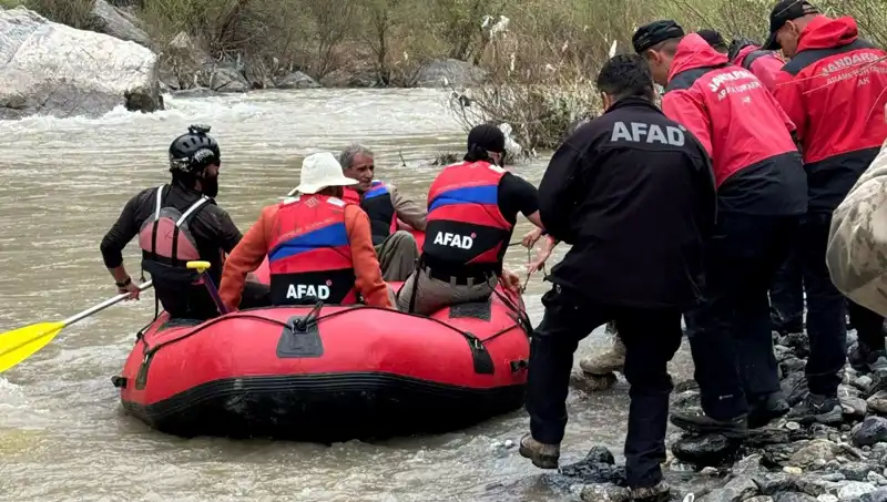 Zap Suyu Kenarında Mahsur Kalan 4 Kişinin Kurtarılmasıyla Hayat Kurtarıcı Operasyon