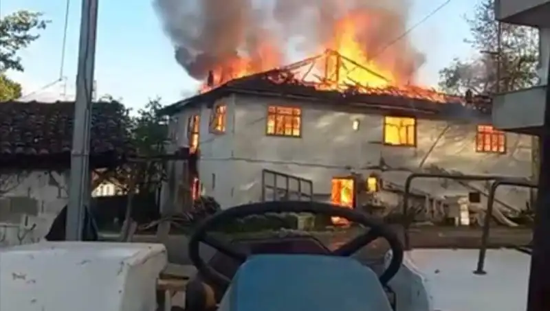 İki Katlı Evde Dev Yangın: Sebepleri ve Sonrası Üzerine Bilgiler