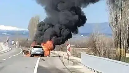 Kütahya'da Yolda Seyir Halindeki Otomobil Alev Alev Yandı!