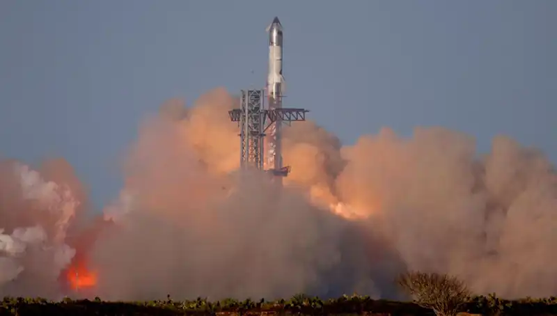 SpaceX Starship: Uzay Yolculuğunda Tarihi 8. Uçuş Testi Başarıyla Gerçekleşti