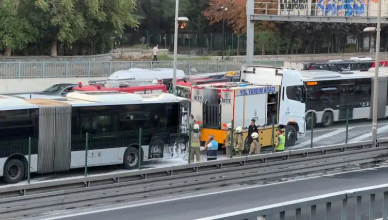 İstanbul'da Metrobüs Alev Alev Yandı: Trafikte Kaos Yaşanıyor