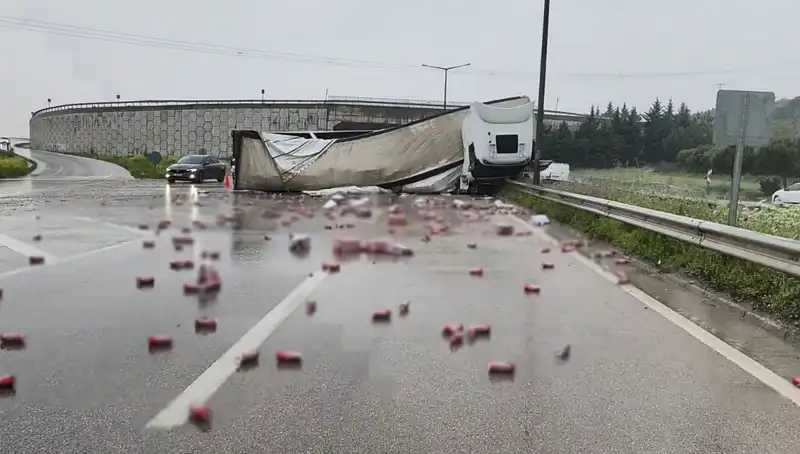 TIR Kazası Sonrası Yolda İçki Halka Salındı: Kaza Anı ve Sonrası