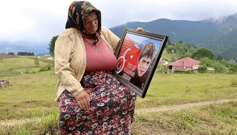 DEM Parti, Eren Bülbül'ün Annesine Duygusal Bayram Ziyareti Gerçekleştirdi