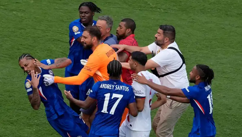 Dev Finalde Büyükanne Kavgası: Teknik Direktör Futbolcuyu Yumrukladı!