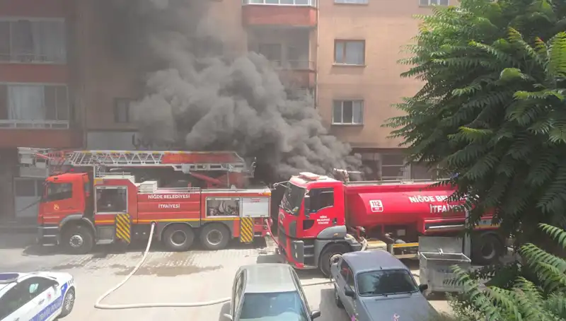 Niğde'de Beyaz Eşya Deposunda Şiddetli Yangın: Ekonomik Kayıplar Büyüyor