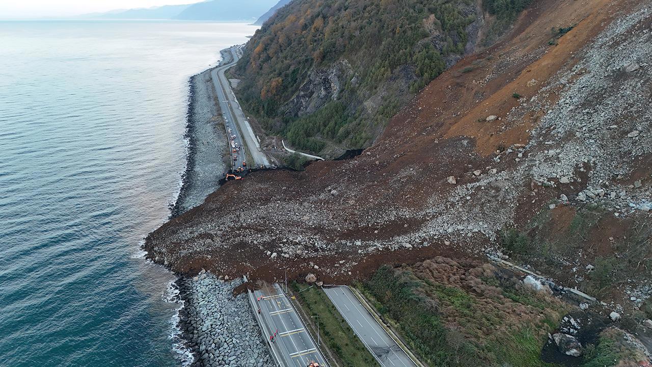 Artvin'de 100 Bin Ton Toprak Kütlesi Hareket Etti