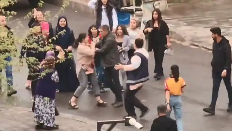 Adliye Önünde Tekmeli Yumruklu Kavga: Gözler Olayda!