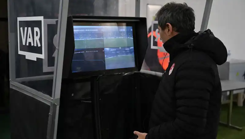 Beşiktaş-Gaziantep FK Maçında Alman VAR Hakemi Tüm Gözleri Üzerine Çekti