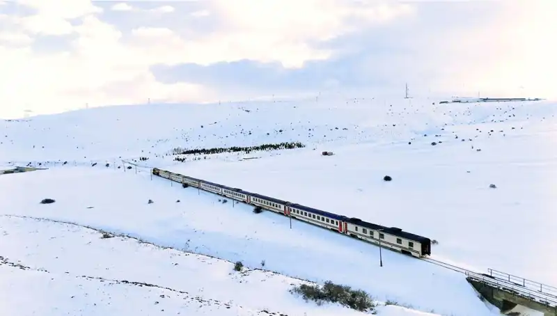 Karlı Ovalarda Masalsı Yolculuk: Turistik Doğu Ekspresi'nde Benzersiz Bir Deneyim