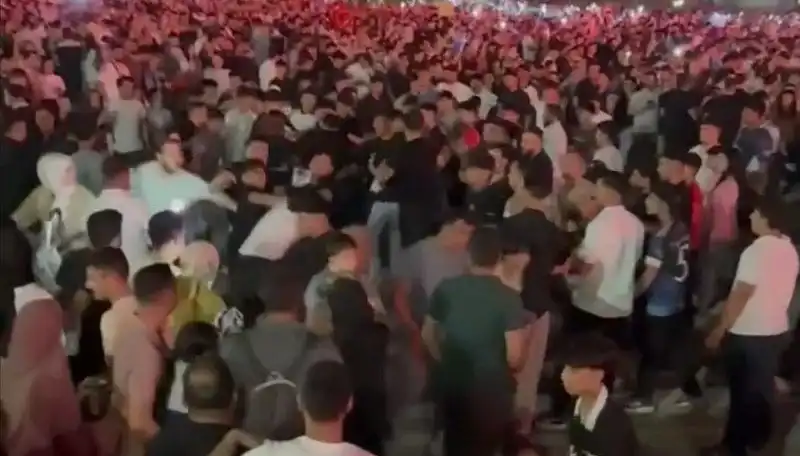 Konserde Çıkan Bıçaklı Kavga: Üç Genç Yaralandı!