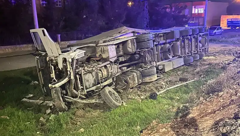 TIR Devrildi, Trafik Kazasında 6 Kişi Yaralandı