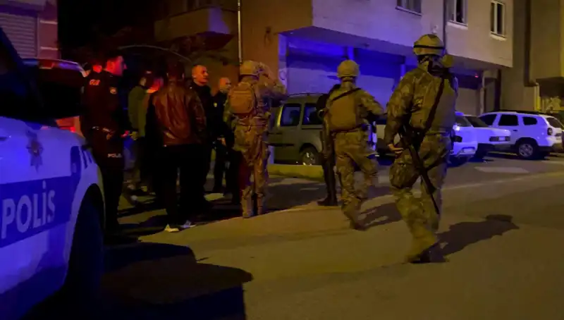 Tüfekle Balkondan Ateş Açan Şahıs, Polisin Gelmesiyle Kendini Eve Kilitledi