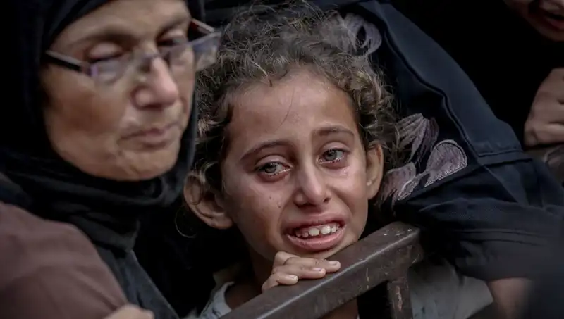 Gazze'deki İnsanlık Dramı: İsrail Askeri Yemekleri Toprağa Gömüyor