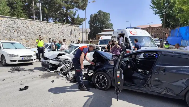 Bitlis'te Korkutan Trafik Kazası: 10 Yaralı, Olay Yerinde Panik!