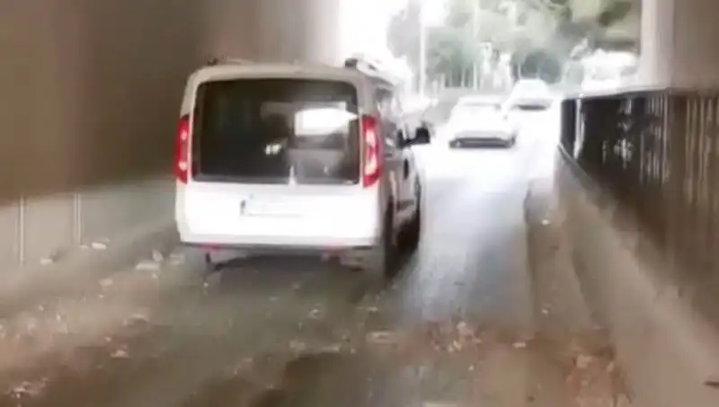 Trafikte Korkunç Anlar: Beton Parçaları Araçların Üzerine Düştü