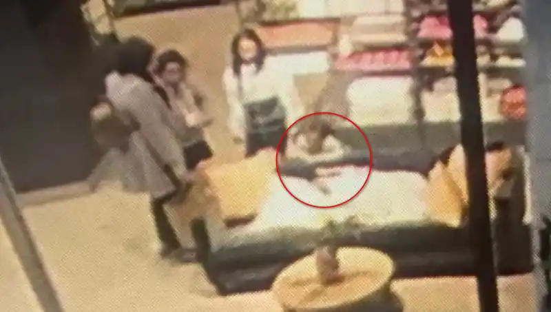 3 Yaşındaki Çocuk AVM'de Köpek Saldırısına Uğradı