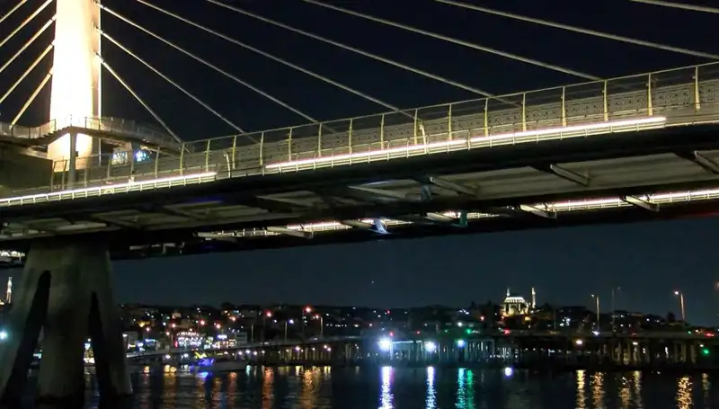 ** Metro Köprüsünden Denize Düşen Kişi İçin Arama Kurtarma Çalışmaları Devam Ediyor**