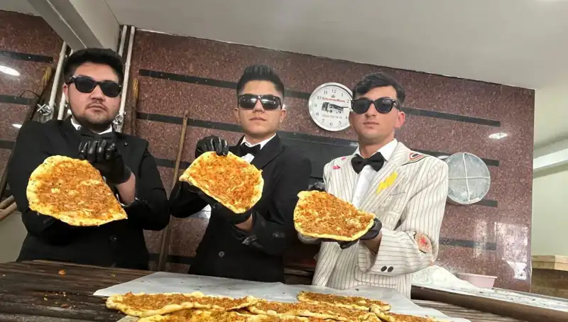 Takım Elbiseli Fırıncılar Şehrin Yeni Yıldızı: Ziyaretçiler Hayran Kaldı!