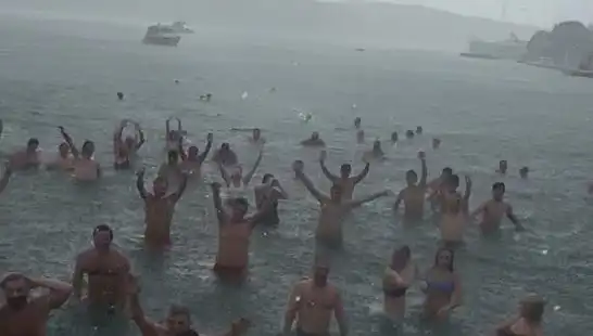 : Yağmurun Altında Eğlencenin Keyfini Çıkan İstanbullular Bebek'te Denize Girdi!