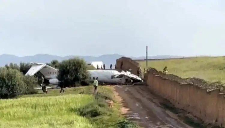 İzmir'de Korkutan Kaza: Uçak Pistten Çıktı, Duvara Çarptı!