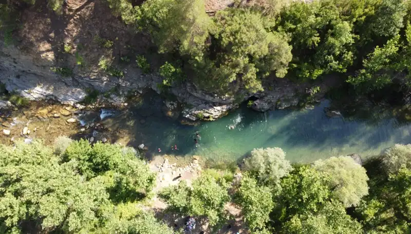 Adana’da Nem Dalgası: Yaylacılar Doğal Sularla Ferahlıyor