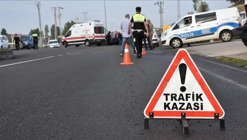 Antalya'da Devrilen Otomobil Kazasında İki Kişi Yaralandı