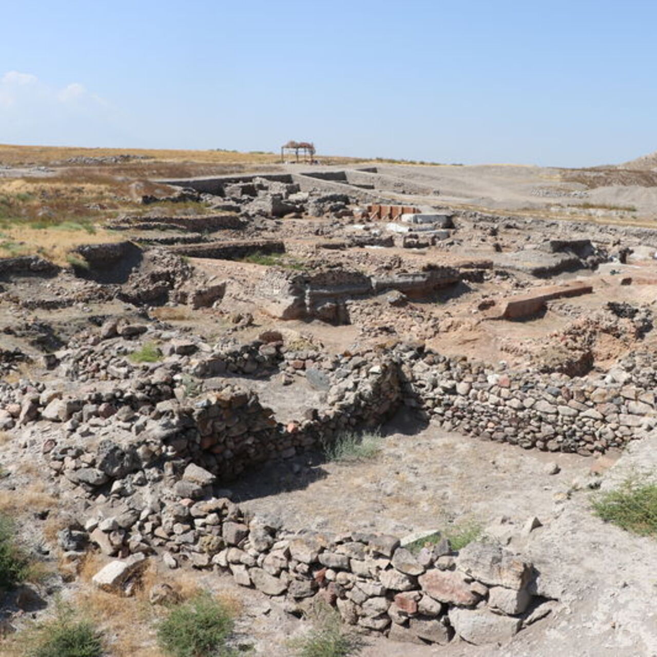 "Yangında Yok Olan Yapıdan 20 Oda Çıkarıldı: Kurtarma Çalışmaları Devam Ediyor"
