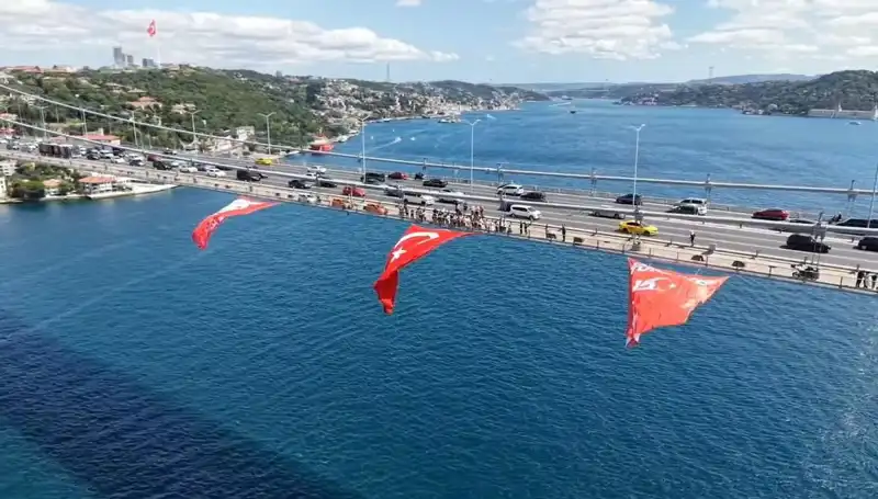 Dev Türk Bayrağı İle Duygu Dolu Anlar: Köprüye Asıldı!