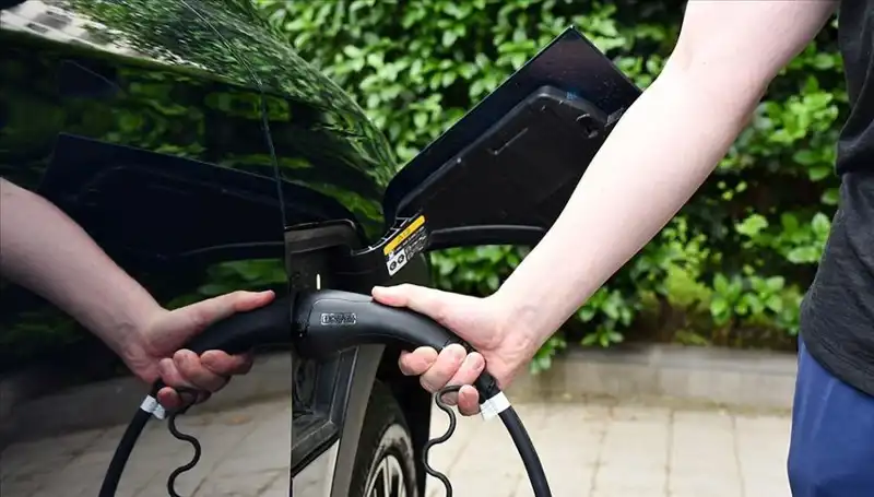 İngiltere, ABD'nin Gümrük Vergilerine Karşı Elektrikli Araç Üreticilerini Destekleyecek