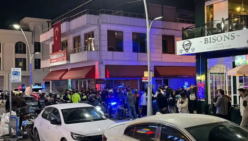 Kafe Sahibine Bıçakla Saldırı: Havaya Ateş Açan Genç Gerginliği Tırmandırdı