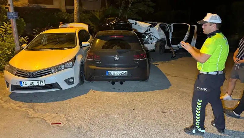 Alkollü Sürücü Sokak Ortasında Kaosa Neden Oldu: Üç Araç Zarar Gördü