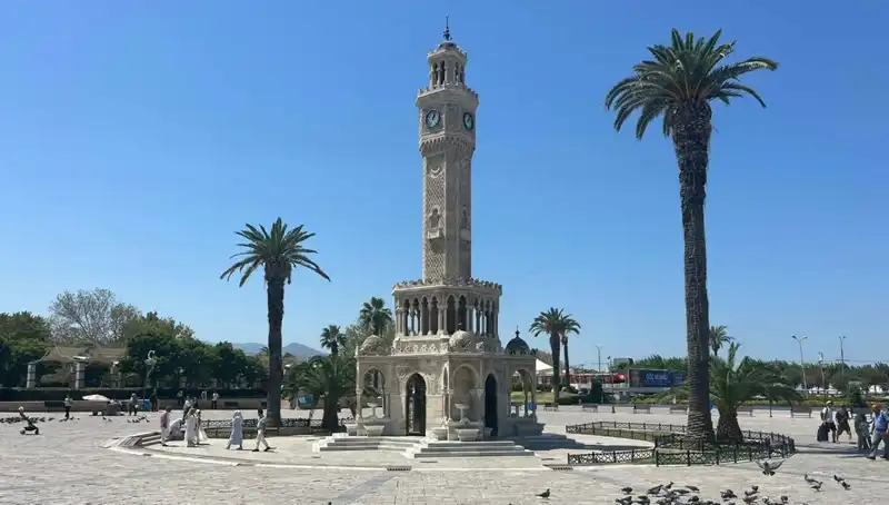 İzmir'de Sıcaklar Rekor Kırıyor: Meydanlar Boş, Sıcaklık 42 Dereceye Ulaşıyor