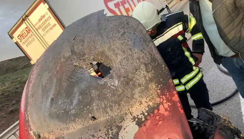 Seyir Halindeki Otomobil Alev Alev Yandı: Güncel Bilgiler ve Nedenleri