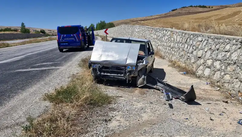 Kontrolden Çıkan Otomobil Duvara Çarptı: İki Yaralı Hastaneye Kaldırıldı