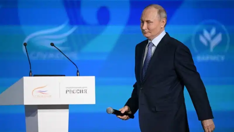 Rusya'da Yeni "Yabancı Ajan" Yasası: Putin'den Kritik İmza