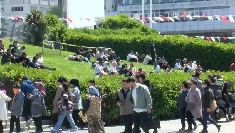 Taksim Meydanı’nda Deprem Sarsıntıları: Vatandaşların Tepkileri ve Gelecek Endişeleri
