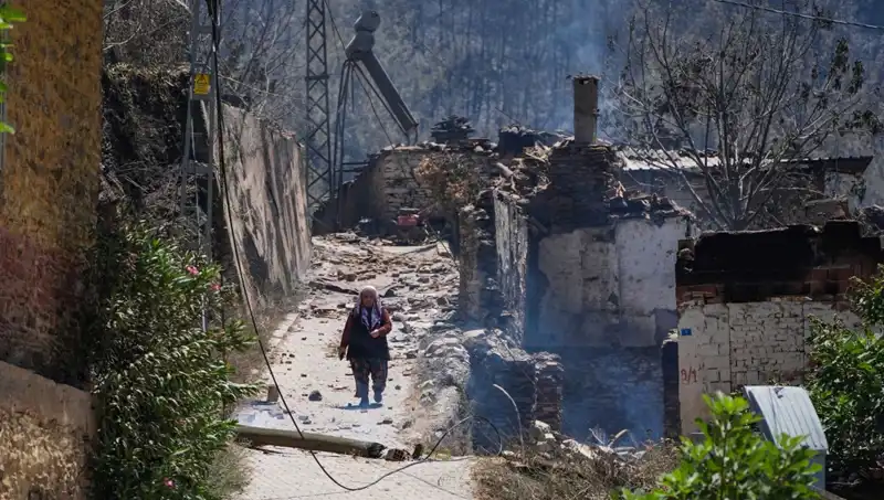 İzmir ve Bilecik'teki Yangınlar: 415 Bina Kül Oldu, Halk Çağırıyor
