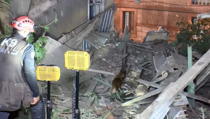 İstanbul'da Deprem Sonrası Çöken Bina: Korkutan Görüntüler ve Kurtarma Çalışmaları