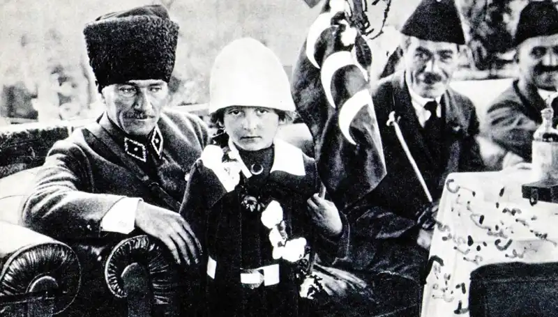 Unutulmaz Fotoğrafın Arkasında Yatan Olay: O Şapkanın Hikayesi