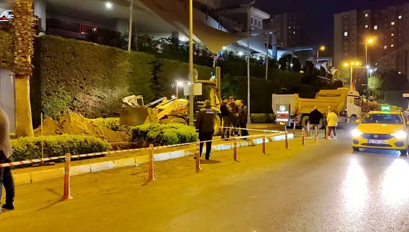 Doğalgaz Sızıntısı AVM Girişinde Panik Yarattı: Güvenlik Ekipleri Harekete Geçti