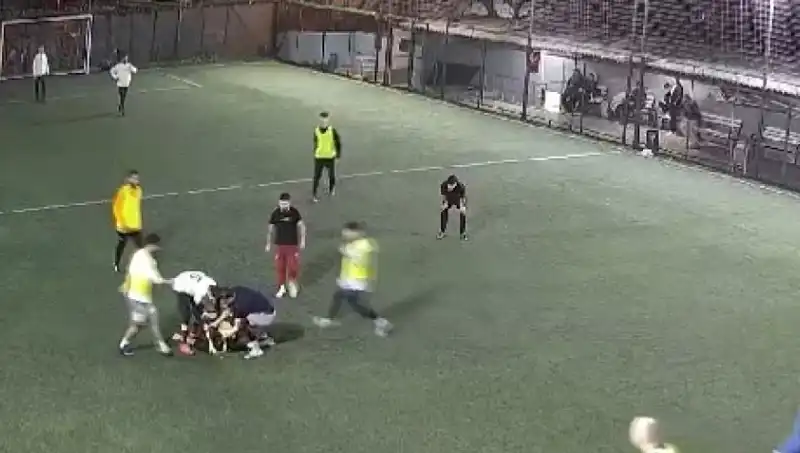 İki Halı Sahada Üzücü Olay: İki Can Gitti