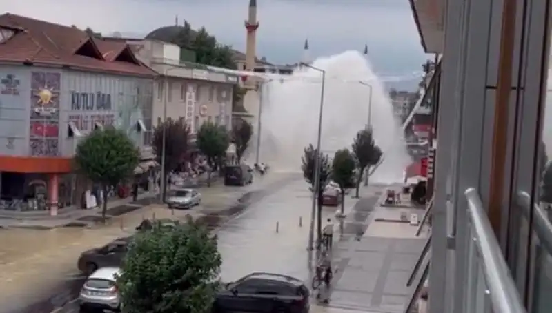 İçme Suyu Hattındaki Patlama: Su Yüzlerce Metre Yükseldi!