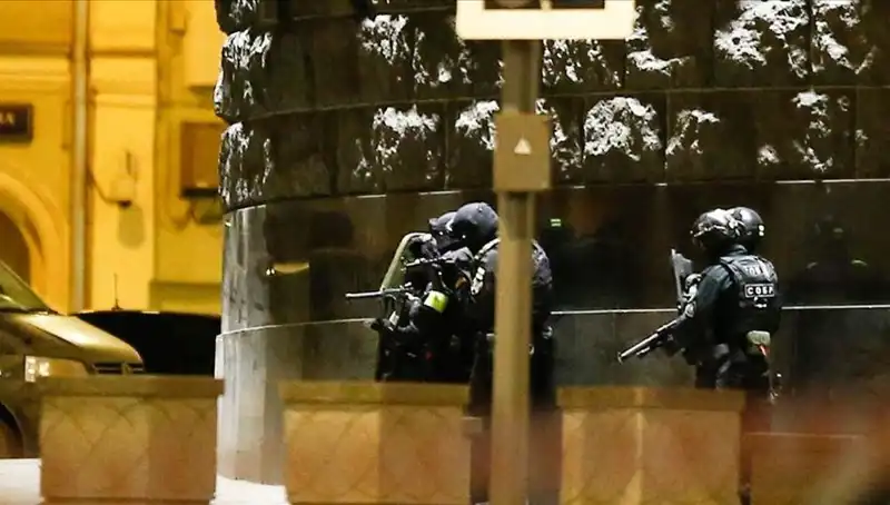 Rusya'da Silahlı Saldırı: Çatıya Çıkan Adam Rastgele Ateş Açtı