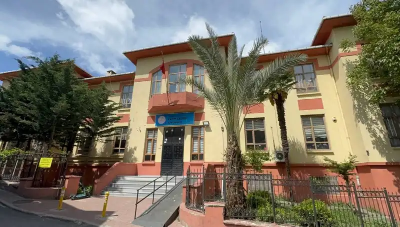 Depremde Hasar Gören Okullar Boşaltılıyor: Öğrenciler Ne Olacak?