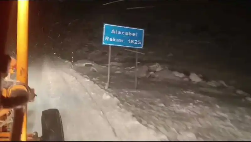 Antalya'da Kış Kendini Göstermeye Başladı: Kar Yağışı Şehirde Şaşkınlık Yarattı