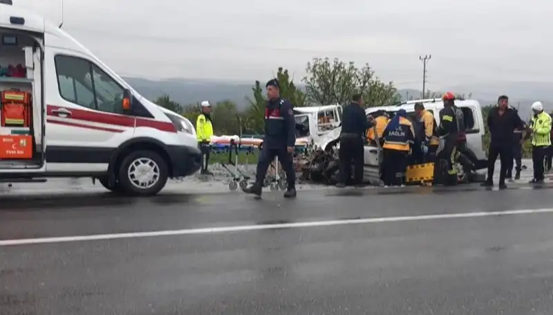 Denizli'de İki Araç Kafa Kafaya Çarpıştı: Feci Kaza!