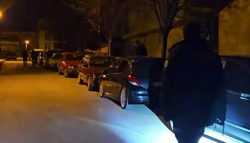 Park Halindeki Araçları Çizen Çocuklar, Kısa Sürede Kaçtılar!