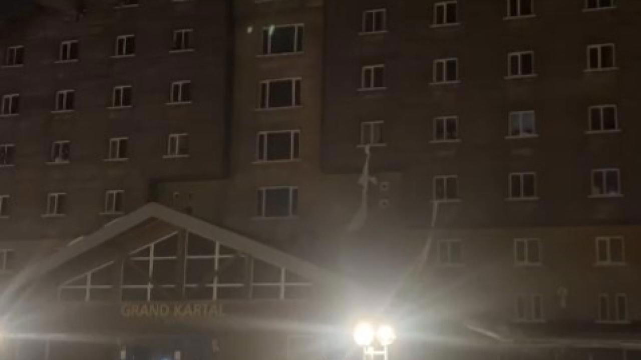 Otelde Çıkan Yangında Çarşaflarla Kurtulanlar