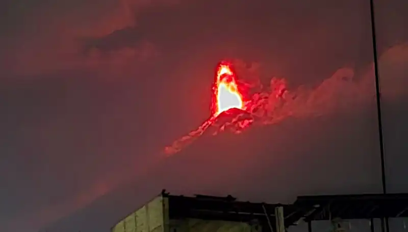 Fuego Yanardağı Patladı: 30 Bin Kişi Tahliye Riskinde