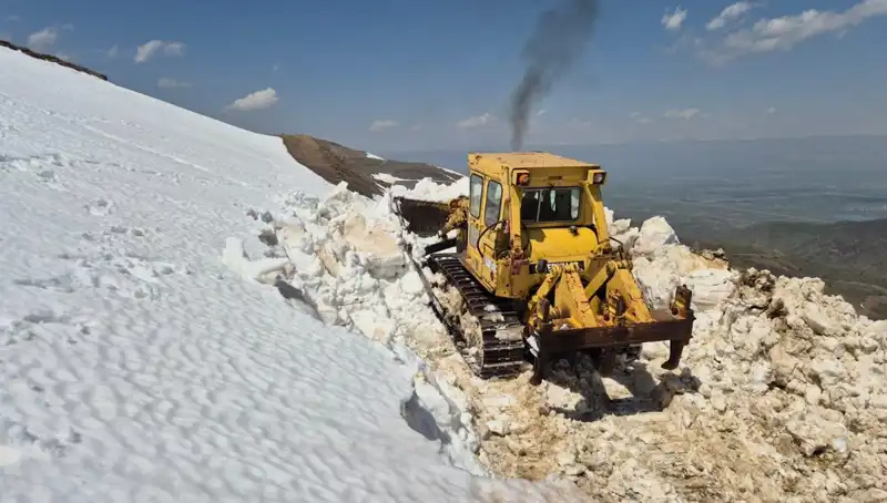 Nisan Ayında İki Metreyi Bulan Karda Zorunlu Yol Açma Çalışmaları Başladı